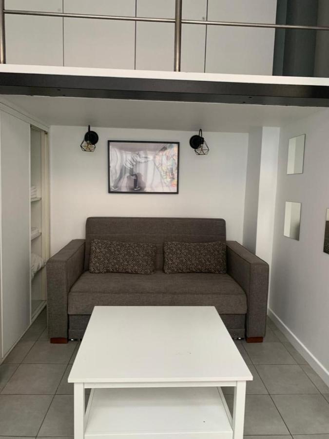 Spacious Bright Split Level Flat In The Fashionable Marais *