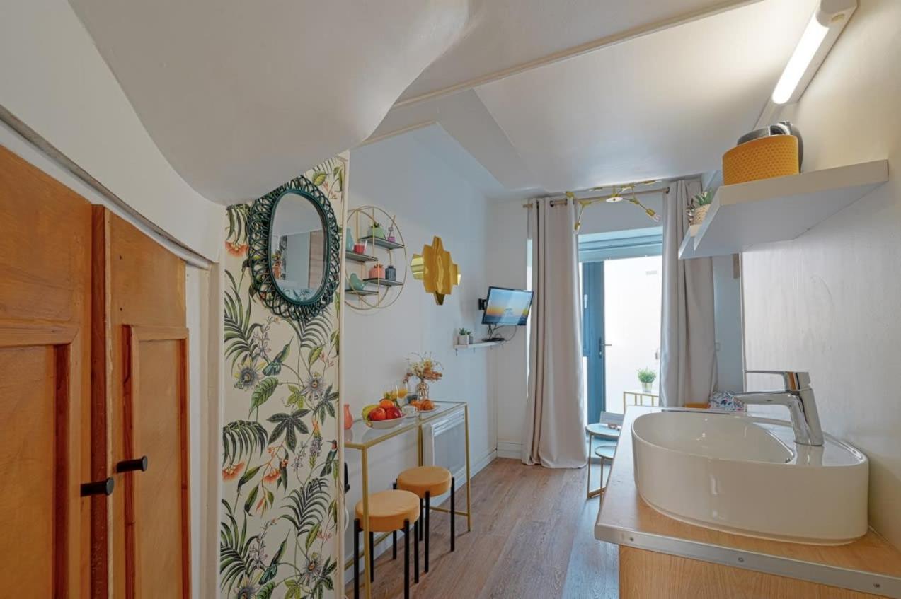 Adorable Updated Studio In The Heart Of The Bustling Le Marais District Parigi