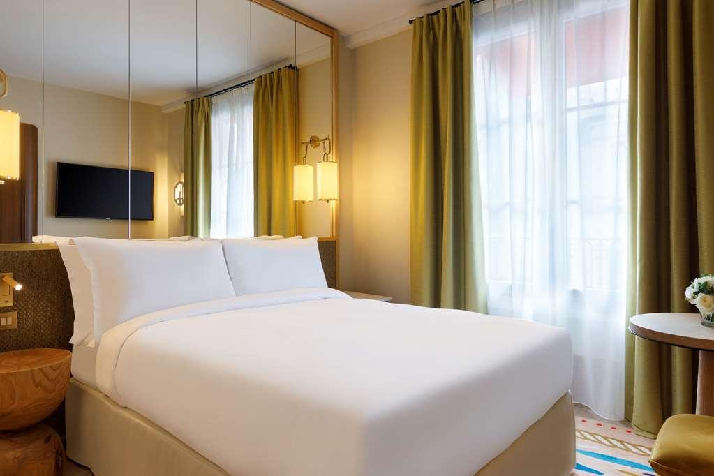 Le Belgrand Champs Elysees Tapestry By Hilton Parigi