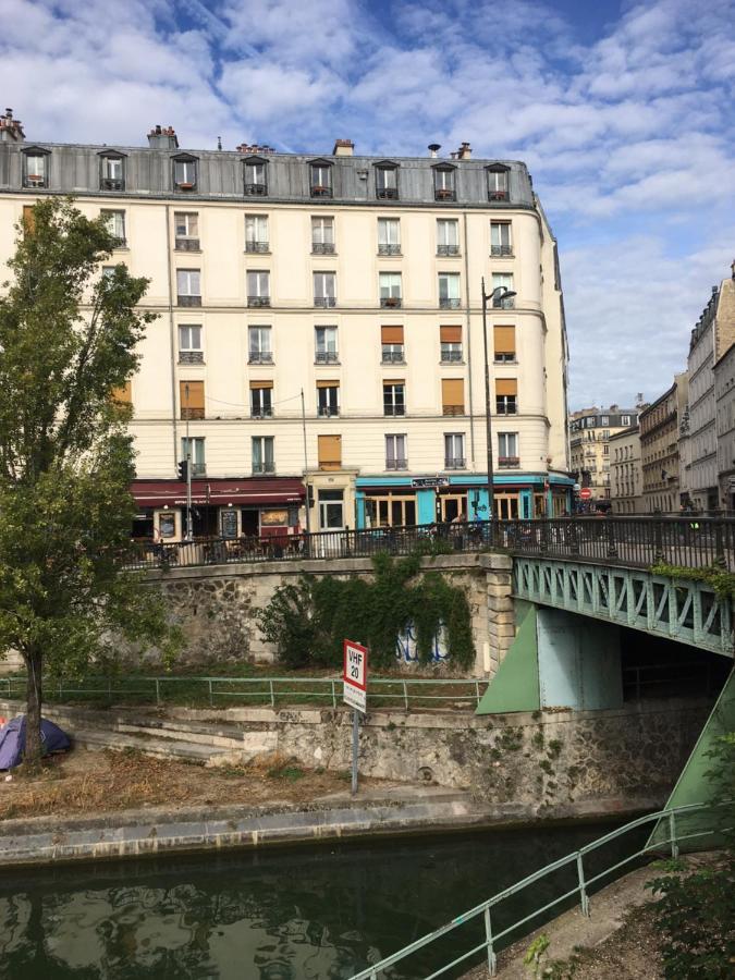 Paris, Au Bord Du Canal Saint Martin