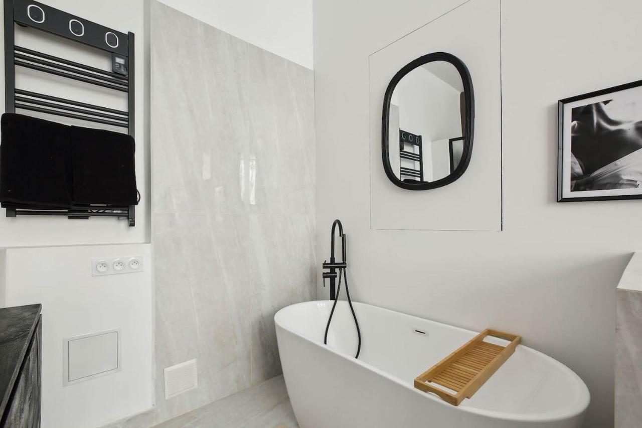 Champs Elysees Luxury 3 Bed Apartment