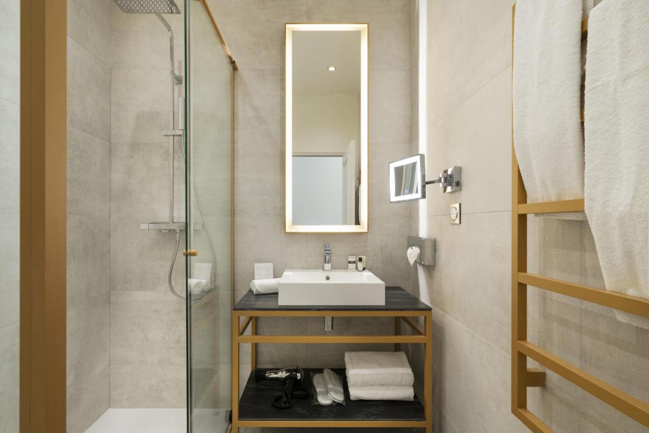 Vestay Montaigne Parigi