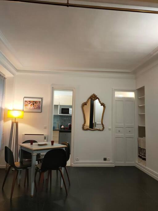 Apartment Les Abbesses Paris