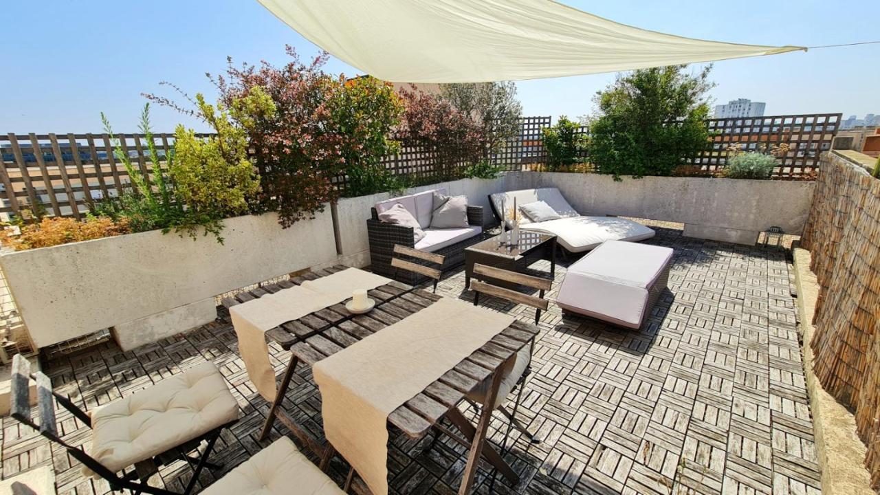 Cosy Flat 60m2 - Beautiful Large Rooftop - Near Metro And Train Station - Free Secure Car Parking *