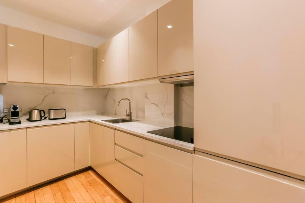 Modern 2 Bedrooms Near Louvre Apartment *