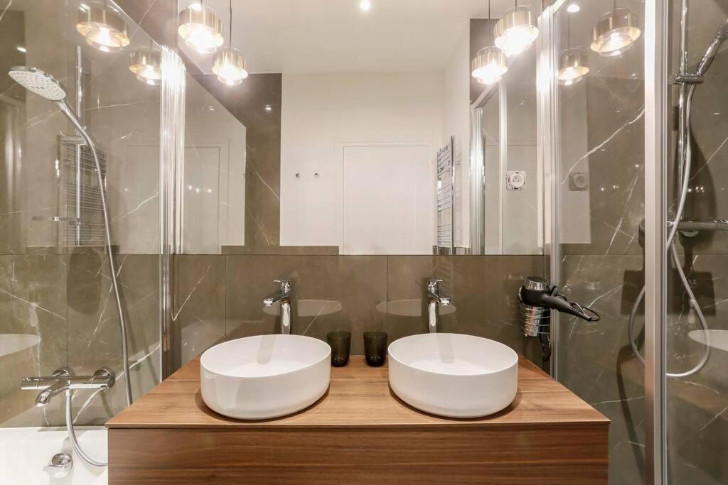 Modern 2 Bedrooms Near Louvre Apartment