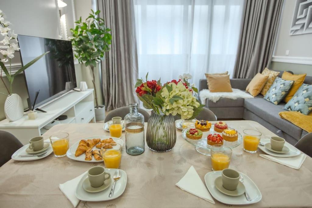 Charming New 2 Bedrooms With Aircon Apartment *