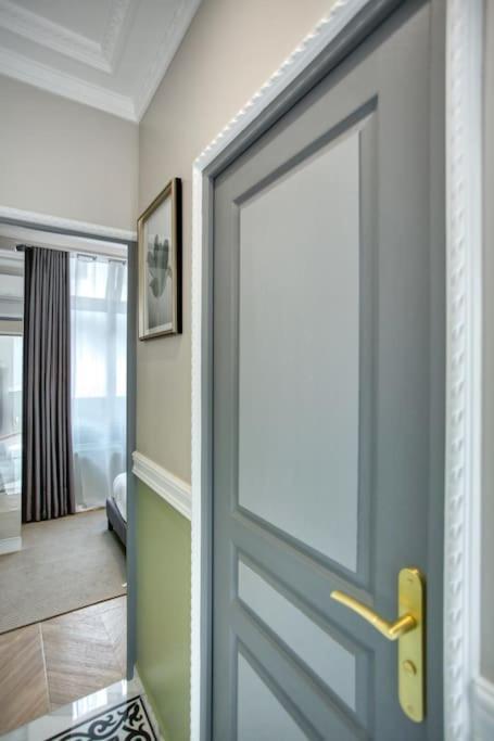 Charming New 2 Bedrooms With Aircon Paris