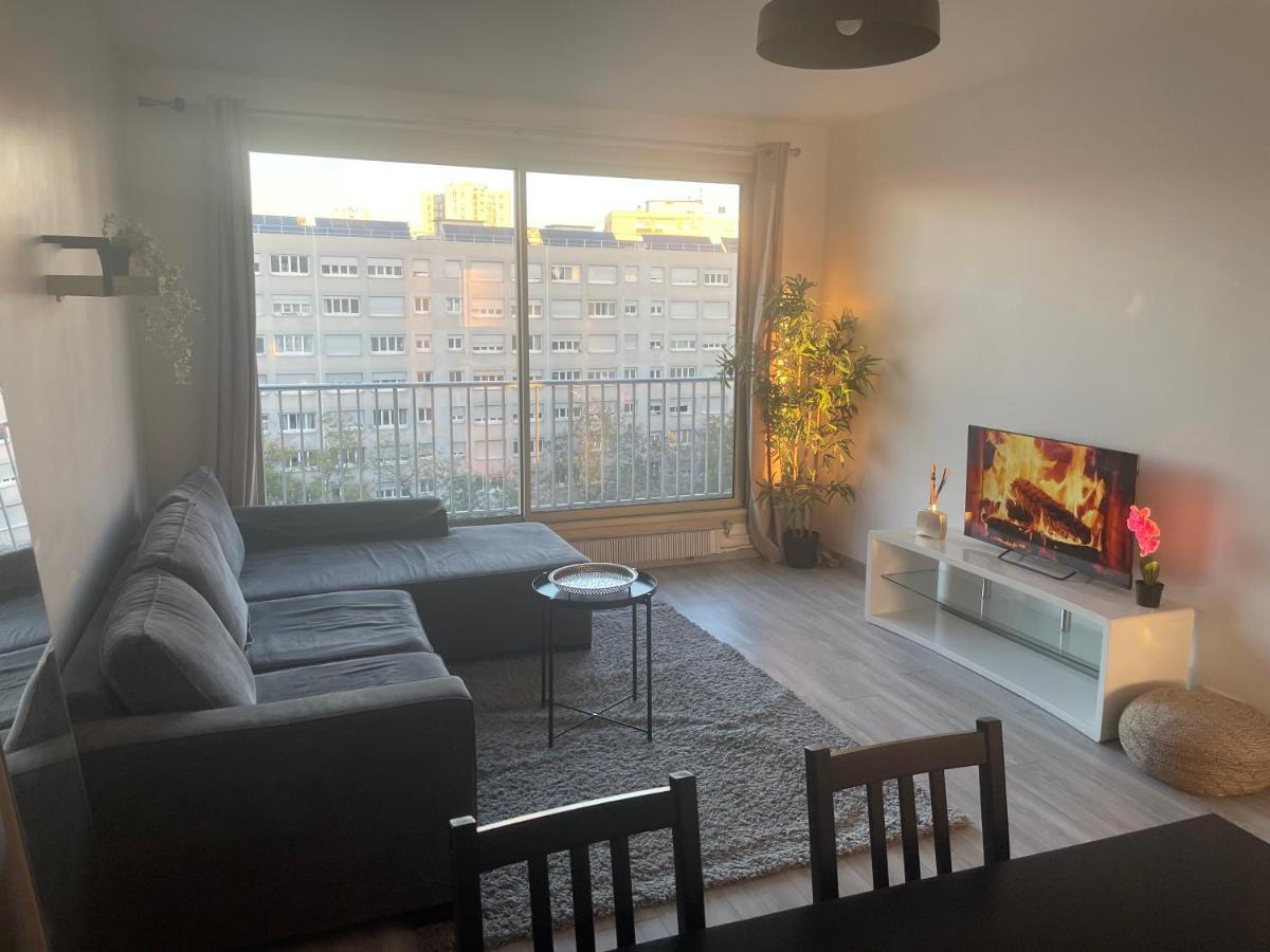 2 Bedroom In Middle Of Apartment Paris