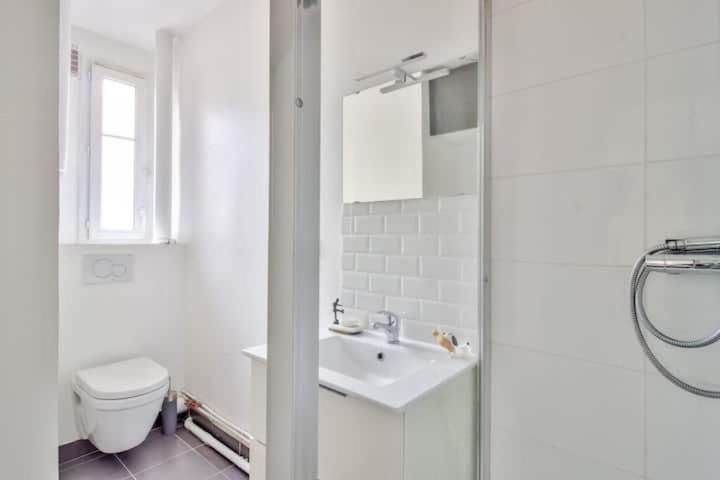 Flat Near Porte Clignancourt Metro Station Parigi
