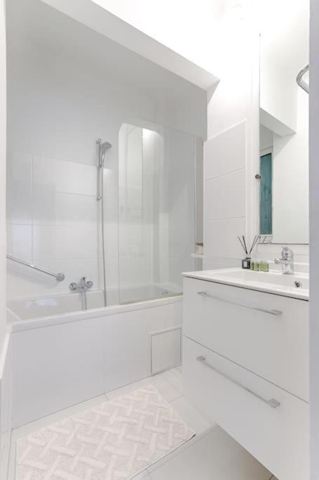 Matignon Saint-honore : Magnifique 1br Parigi