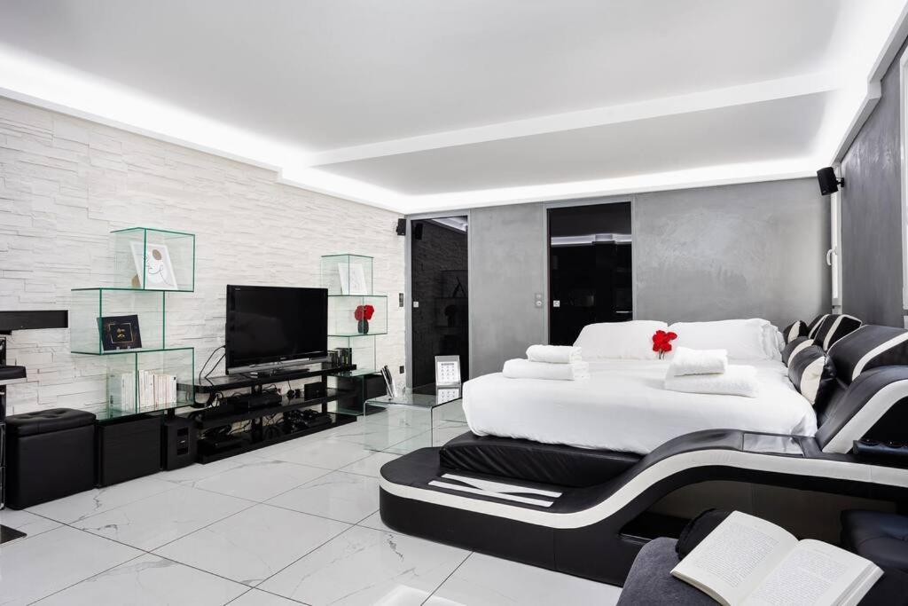 Modern Loft In Center! *