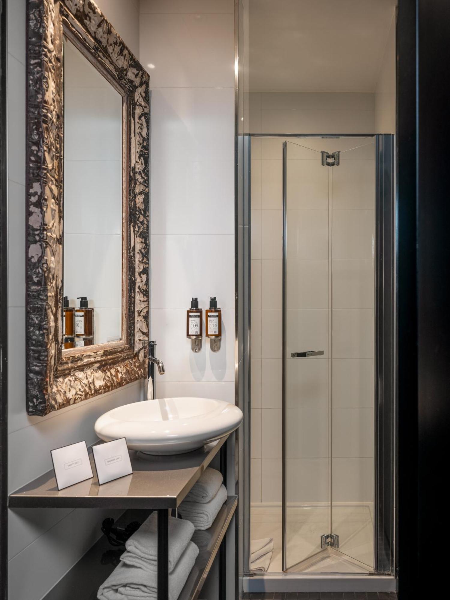 Hotel Eugène En Parigi