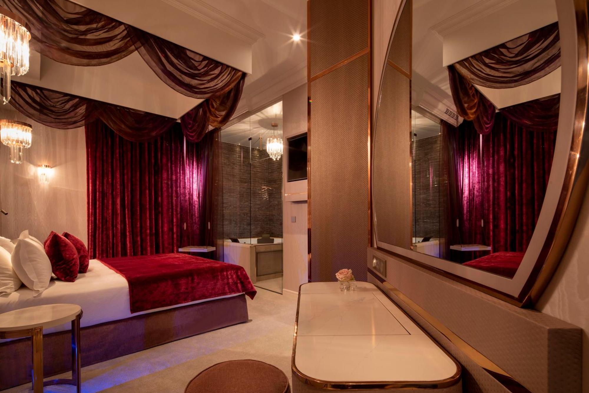 J'adore & (adults Only) Parigi