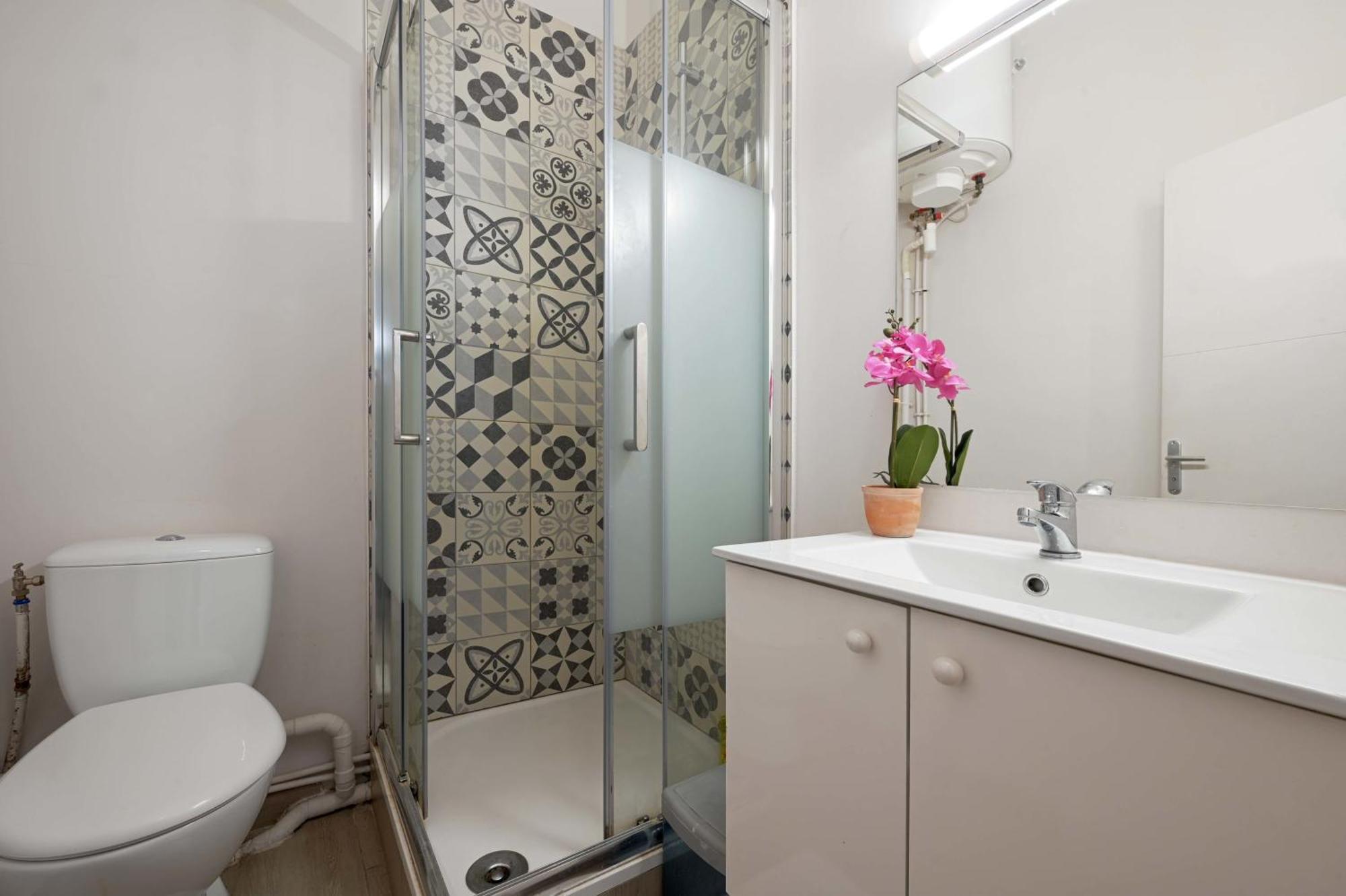 2 Bed Modern Fully Furnish Flat,close To Buttes Chaumon Park * Parigi