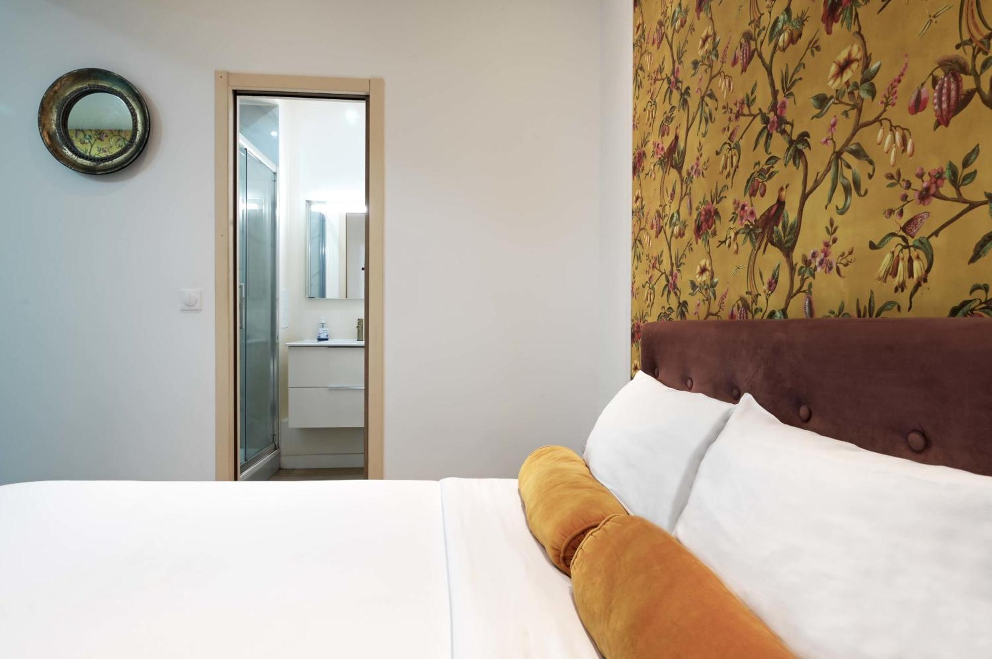 Modern Renovated Studio With A Touch Of Gilded Glamour Central Apartment *