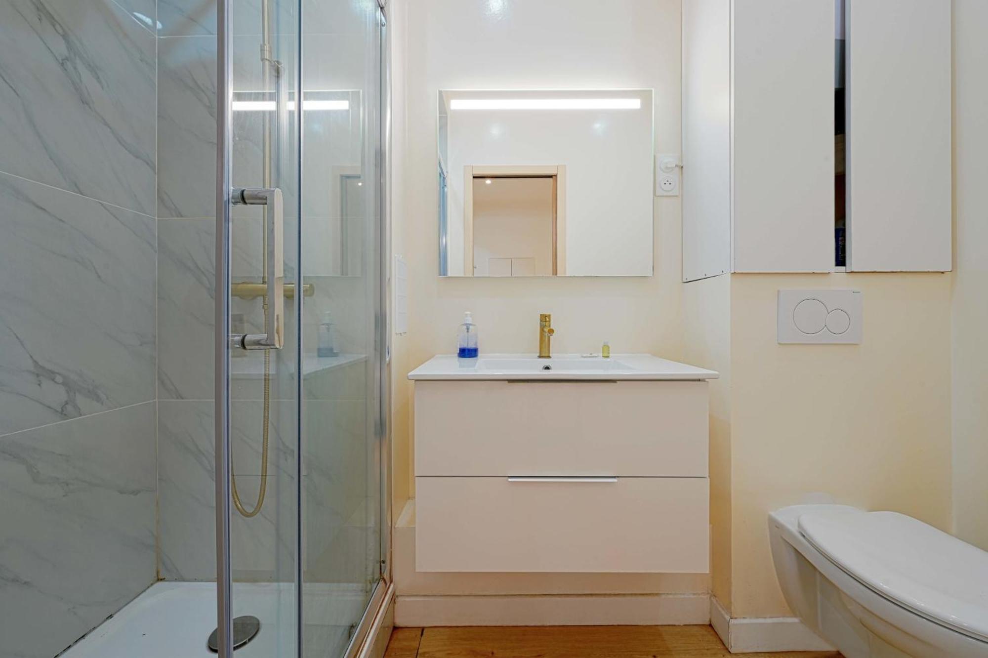 Modern Renovated Studio With A Touch Of Gilded Glamour Central * Paris