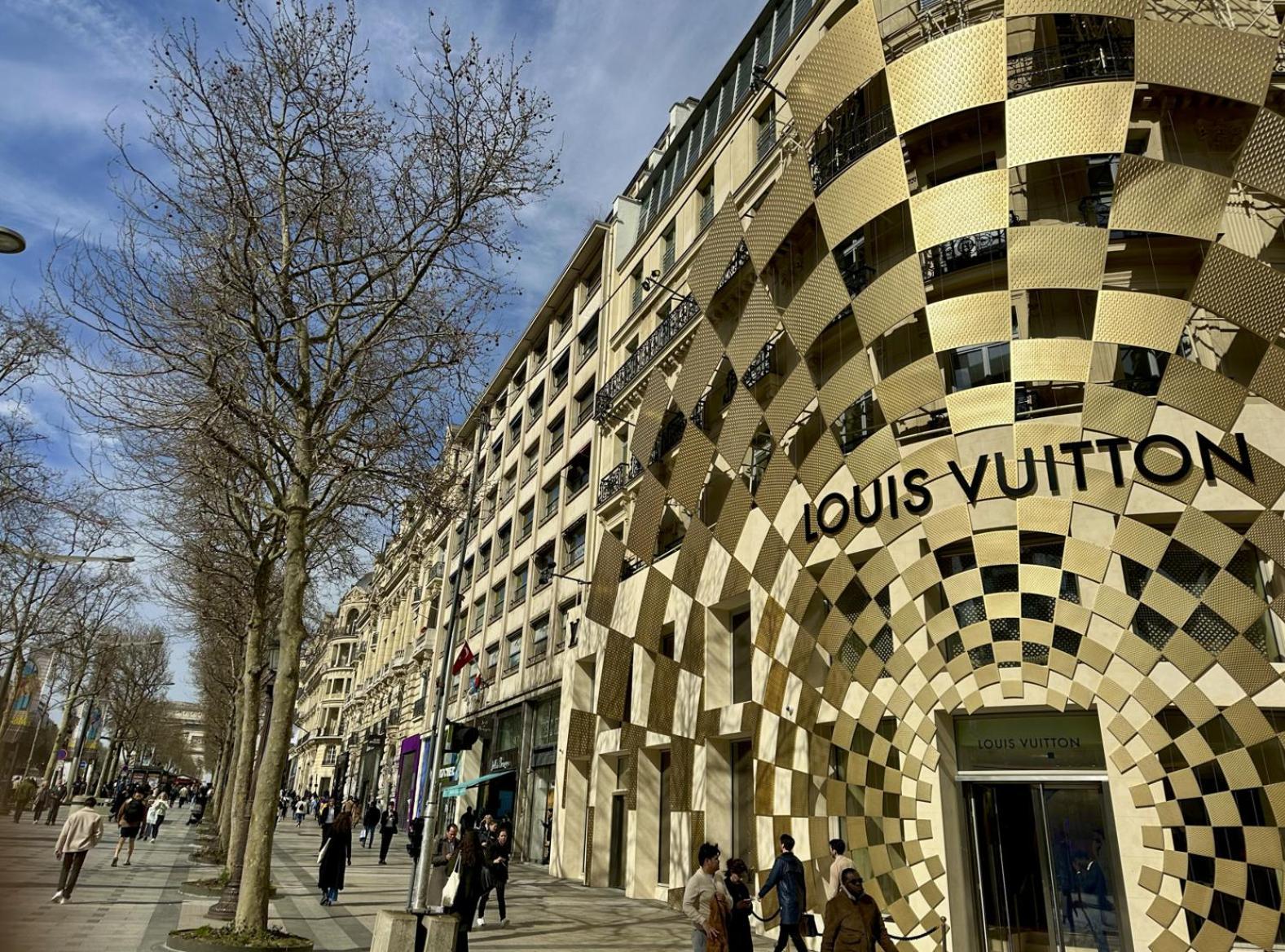 Au Coeur De L'avenue Des Champs-elysees / Arc De Triomphe