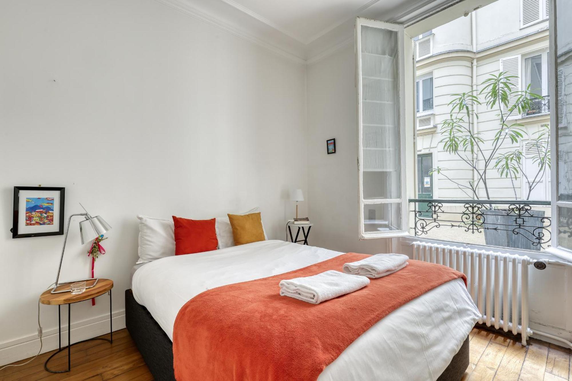 Perfect T2 At The Foot Of The Eiffel Tower-paris 7