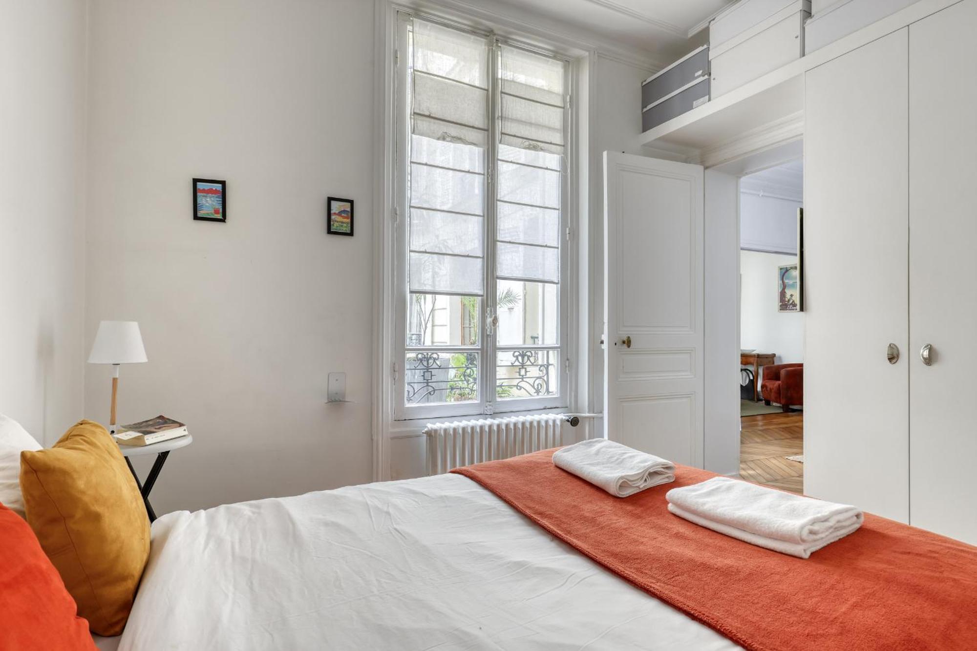 Perfect T2 At The Foot Of The Eiffel Tower-paris 7 *