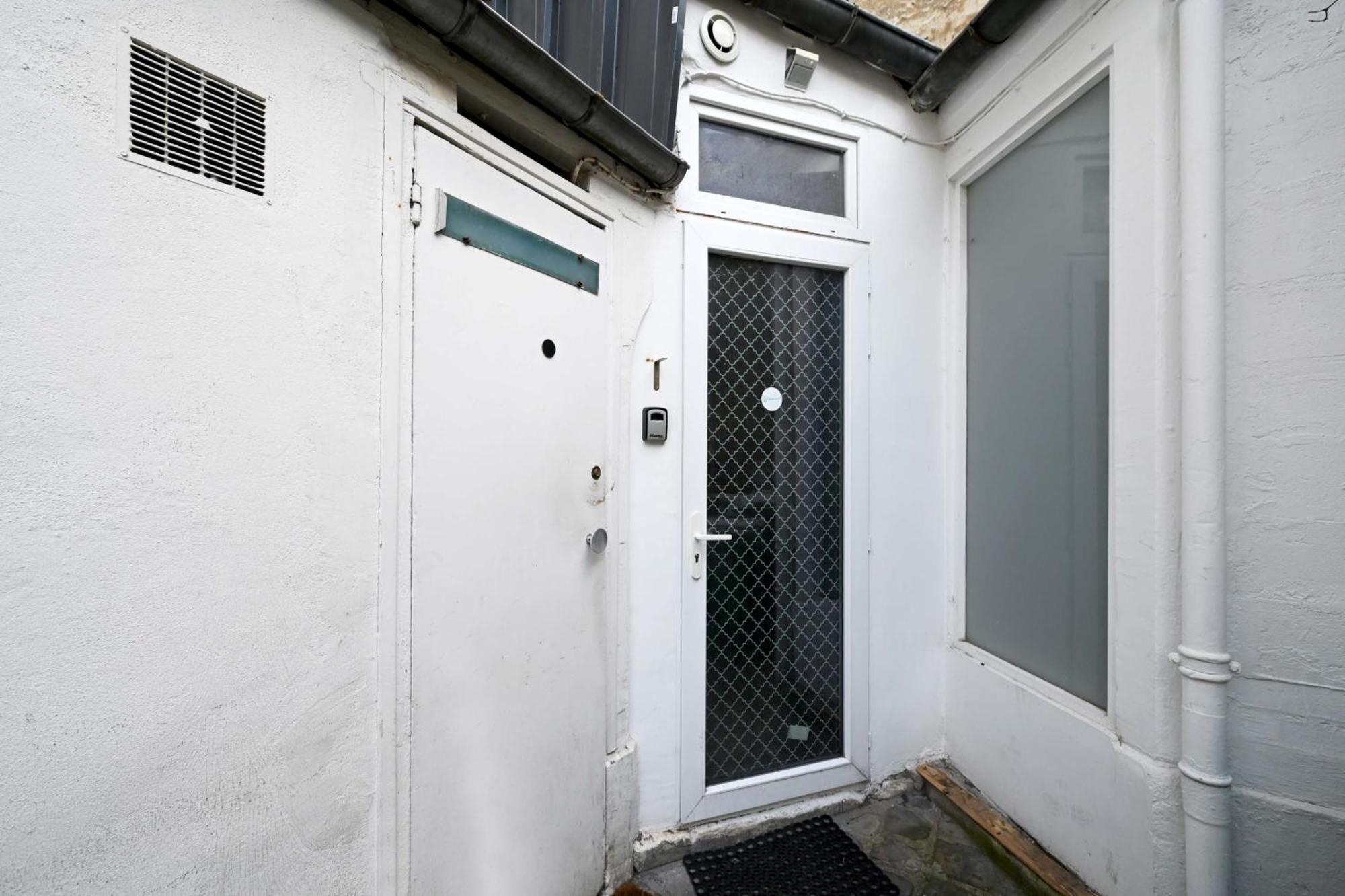 2 Bed Modern Fully Furnish Flat,close To Buttes Chaumon Park * Parigi