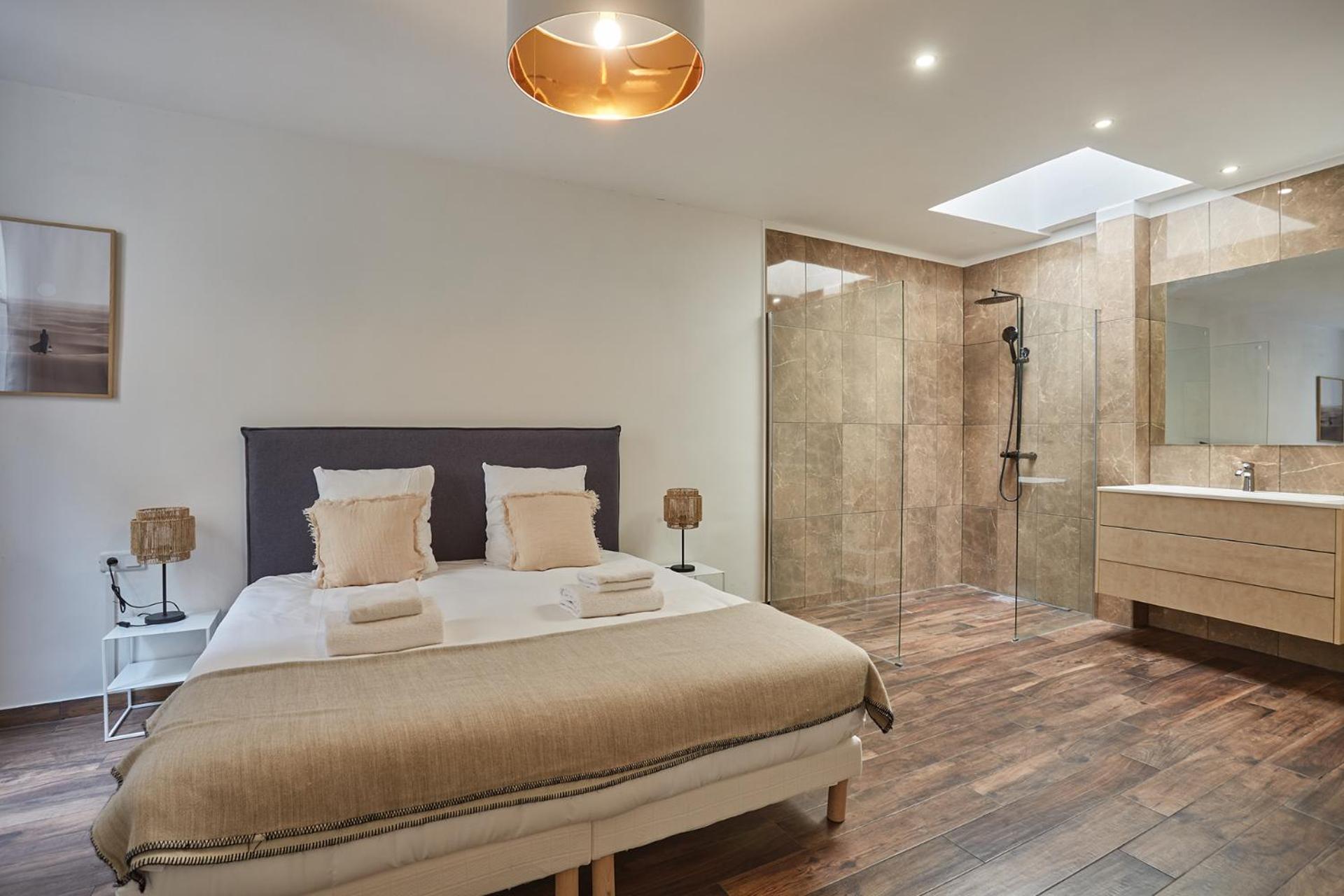 Center Of Montmartre By Prestige * Parigi