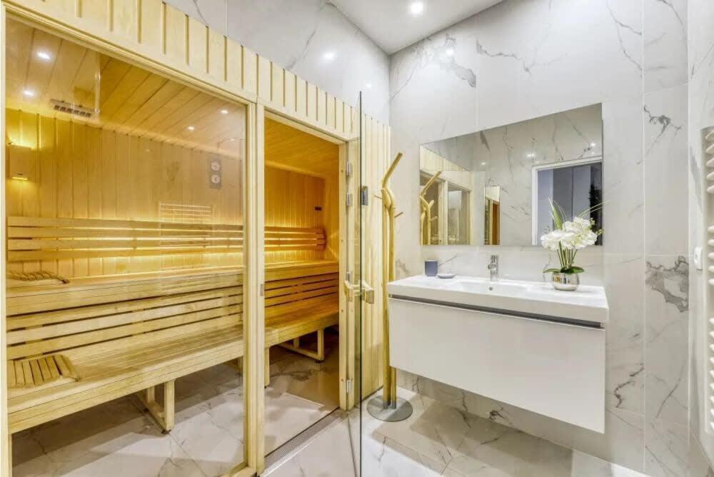 Sacre-coeur Modern 4bd With Sauna For 10 Guests! Parigi