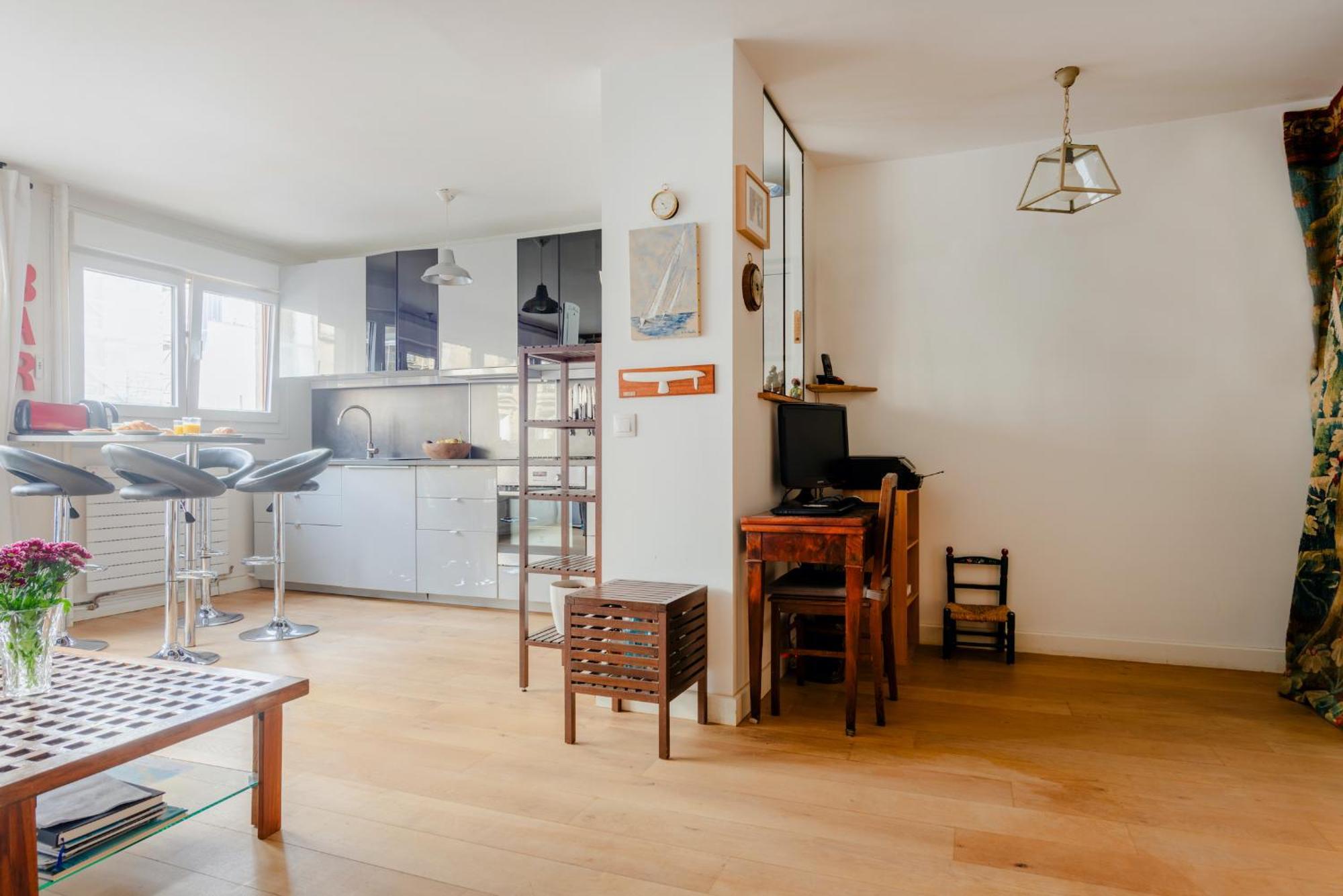 Eiffel Tower Elegant Apartment Paris