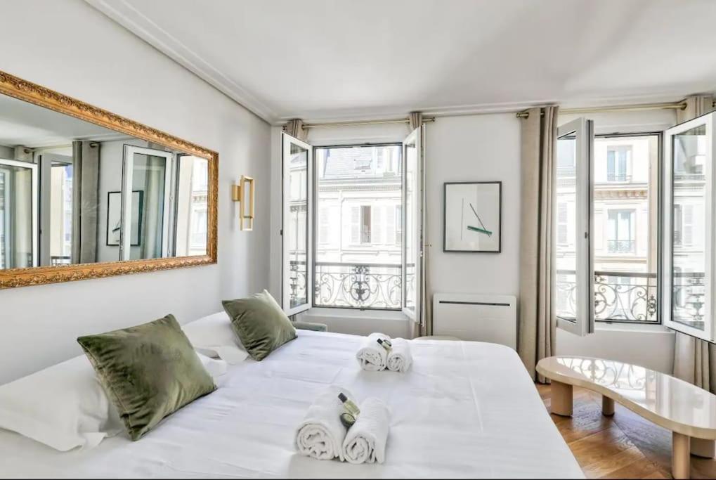 De Luxe Pres Des Champs Elysees