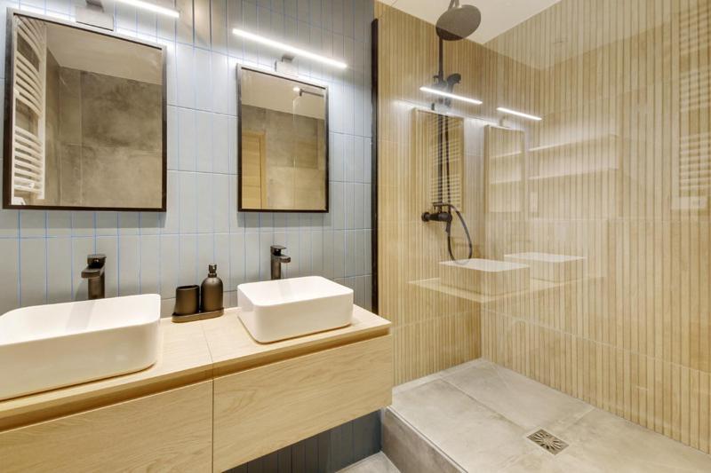 218 Tali - Superb In Paris