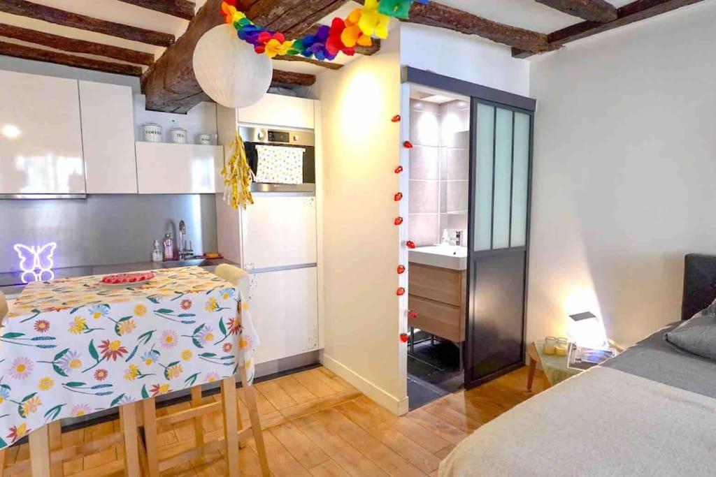 Modern Designed Apartment@ Beaubourg Apartment *