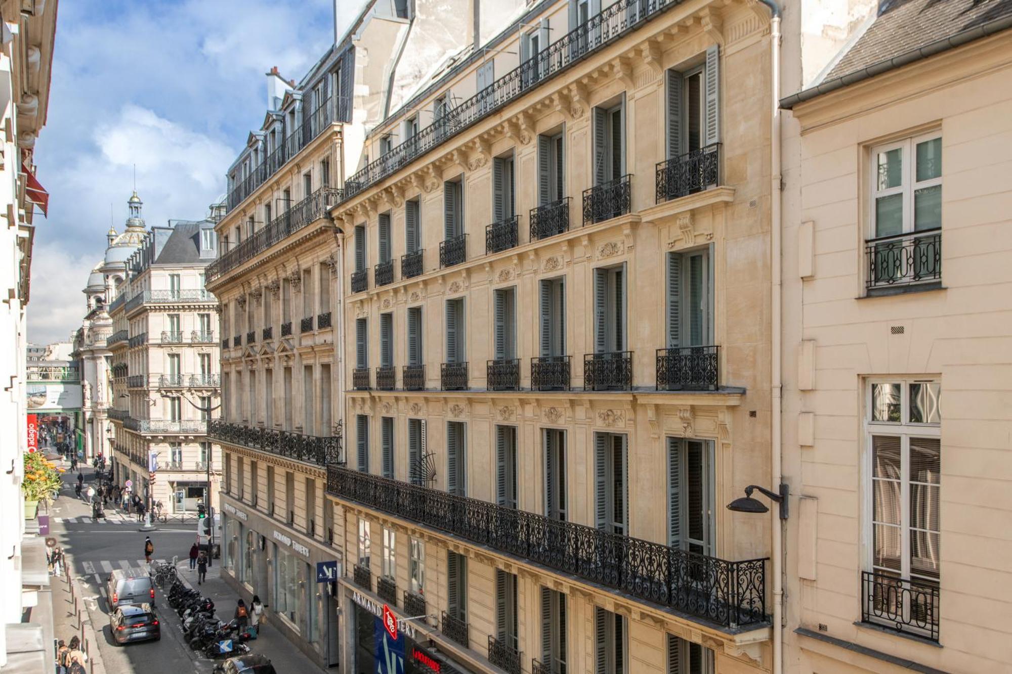Charming 4 Guests At Galeries Lafayette And Printemps 9th Ard With Air Conditioning Parigi