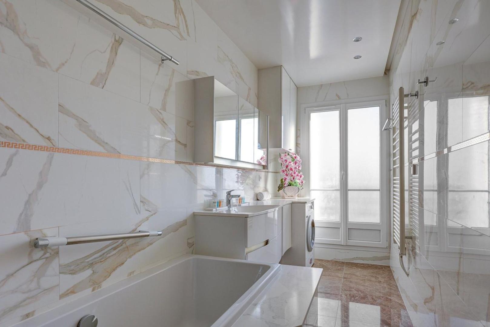658 Estelle - Luxury Apartment