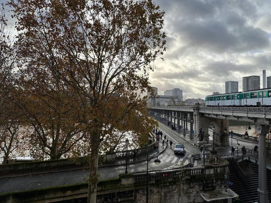 Sur Les Quais