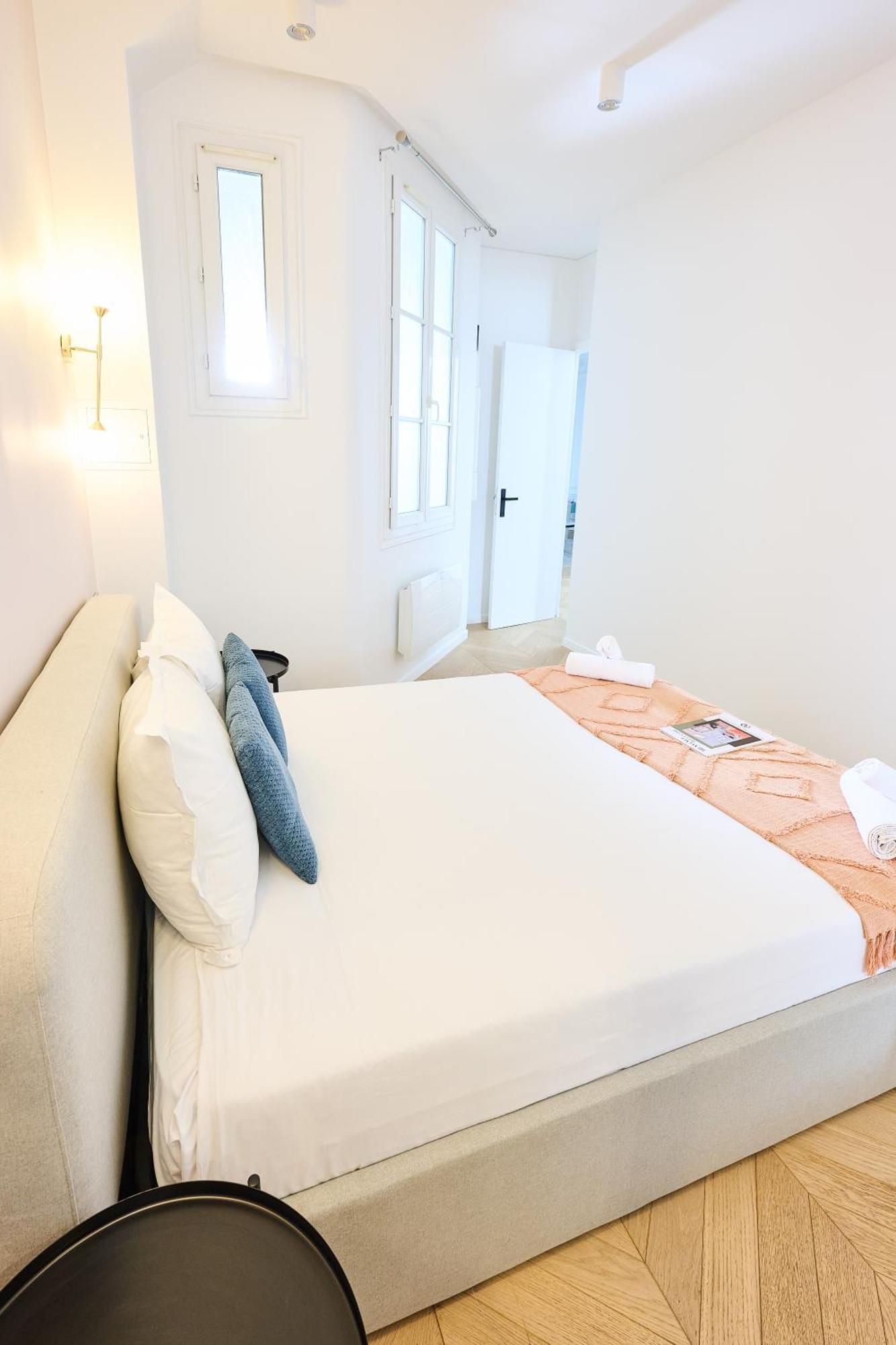 Champs Elysées!montaigne, New Luxurious 6pers Flat *