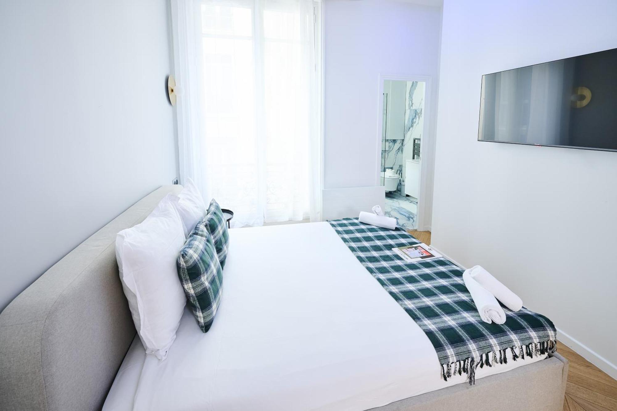 Champs Elysées!montaigne, New Luxurious 6pers Flat *