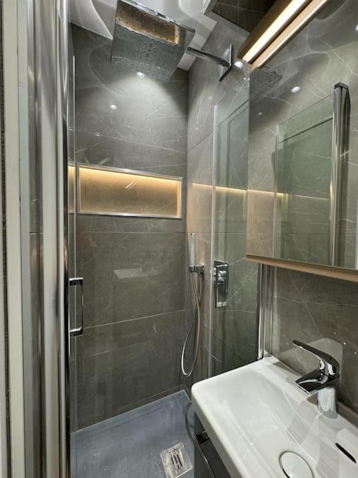 2p - 5' Tour Eiffel Apartment