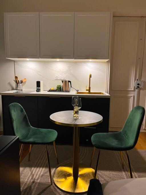 Chic Montmartre Opera Apartment