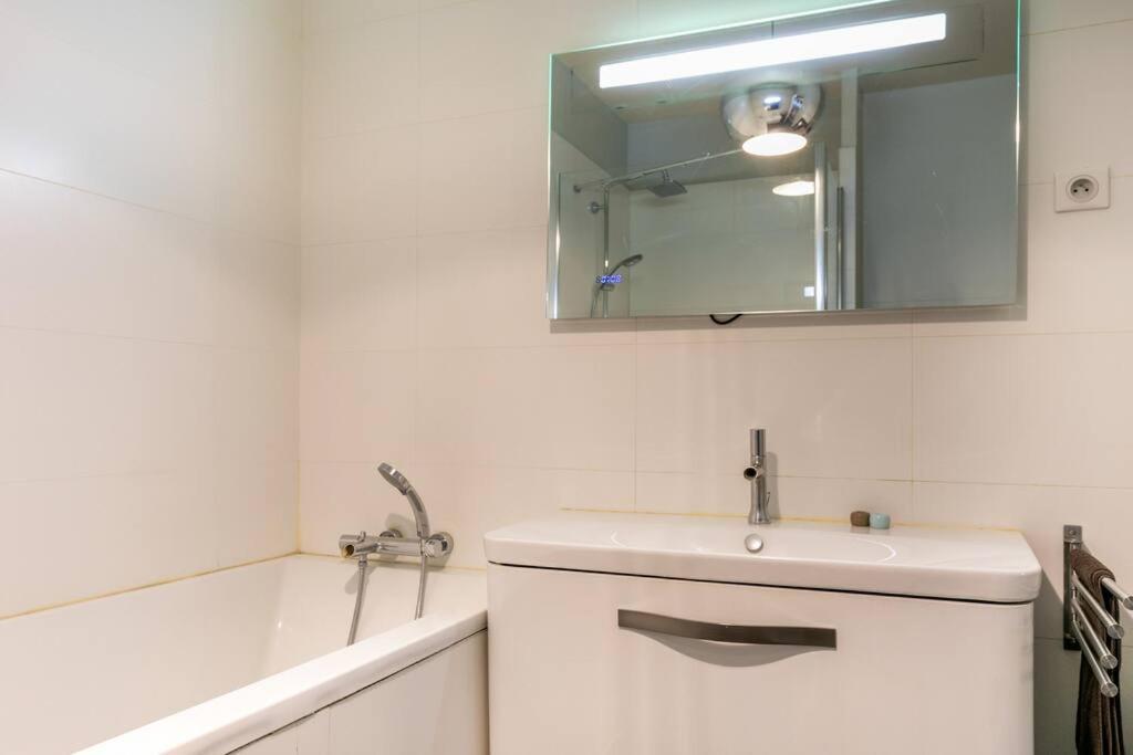 Amazing Premium Flat, Fantastic Location, 1290 Sqf Apartment *