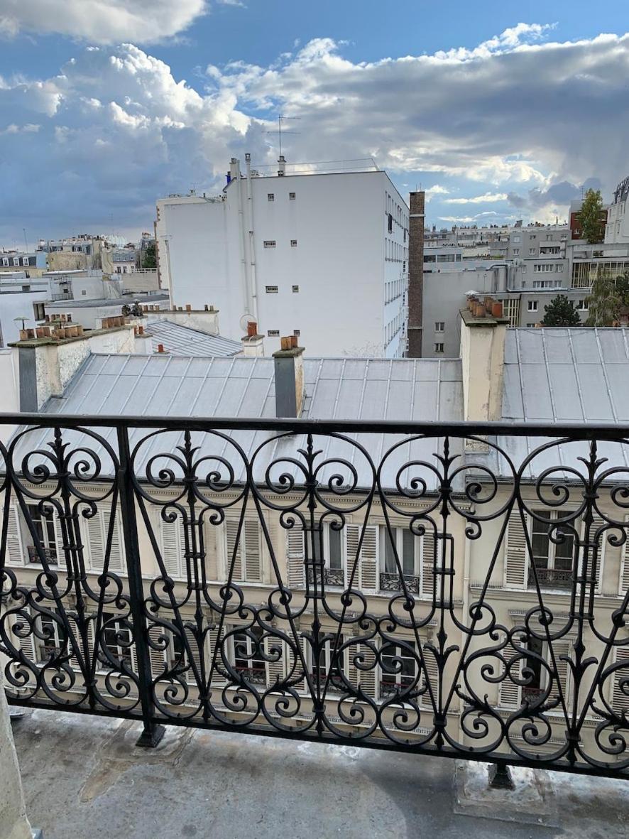 Stylish Flat With Balcony Facing South Guest house Paris