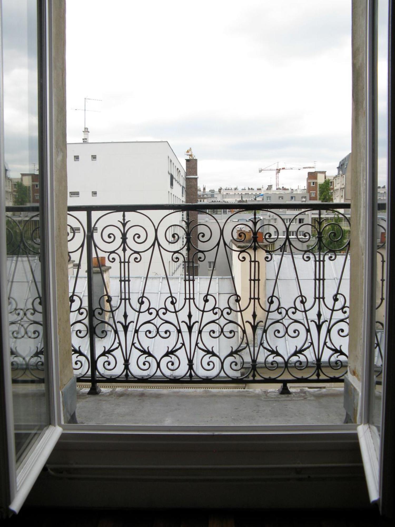 Stylish Flat With Balcony Facing South *