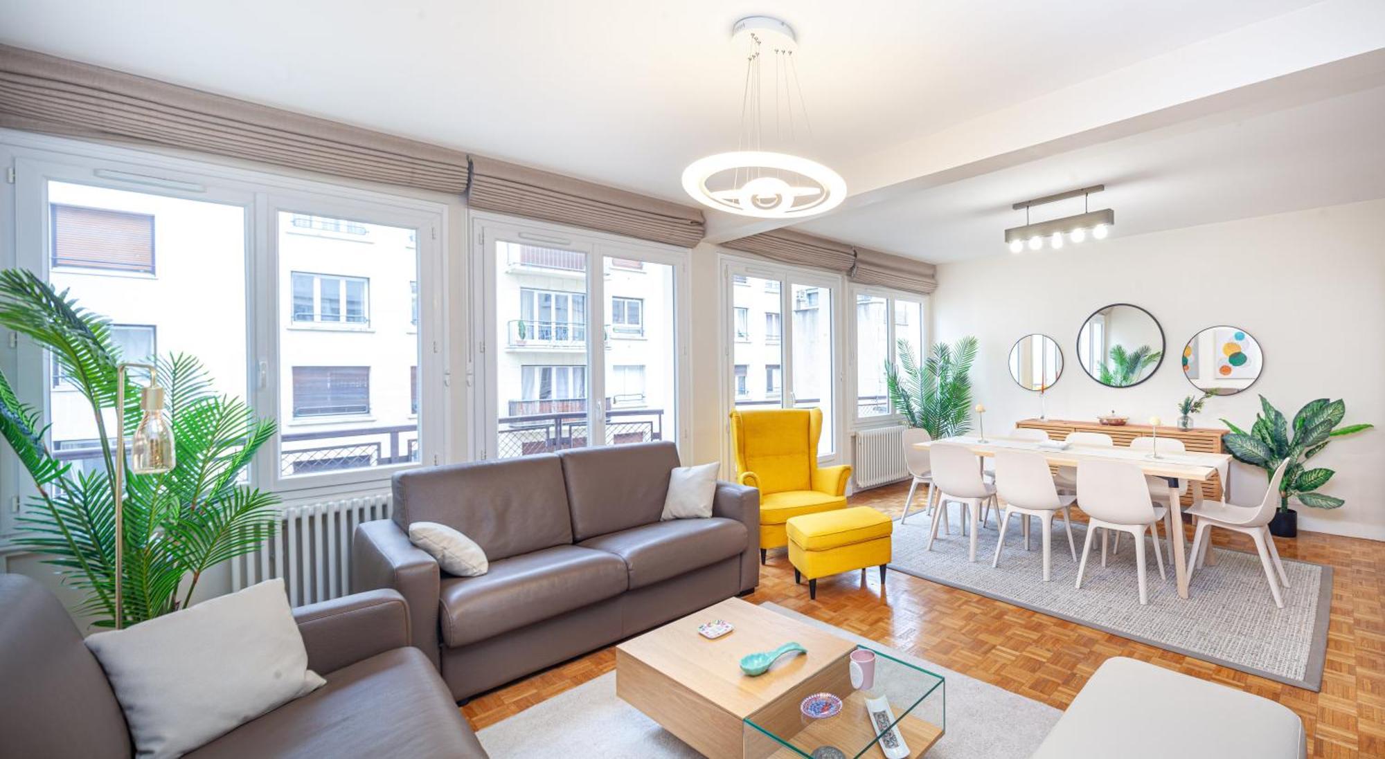 Tour Eiffel & Champs Elysees Business Apartment: Bright 2br With Housekeeping