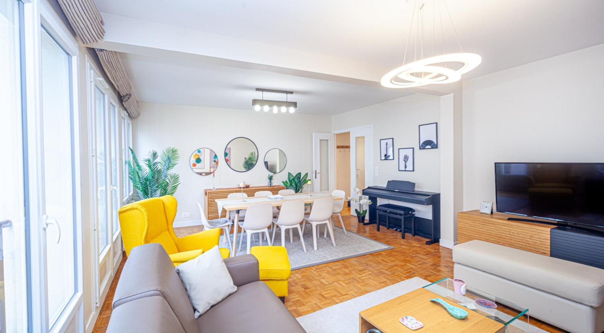 Tour Eiffel & Champs Elysees Business Apartment: Bright 2br With Housekeeping * Paris