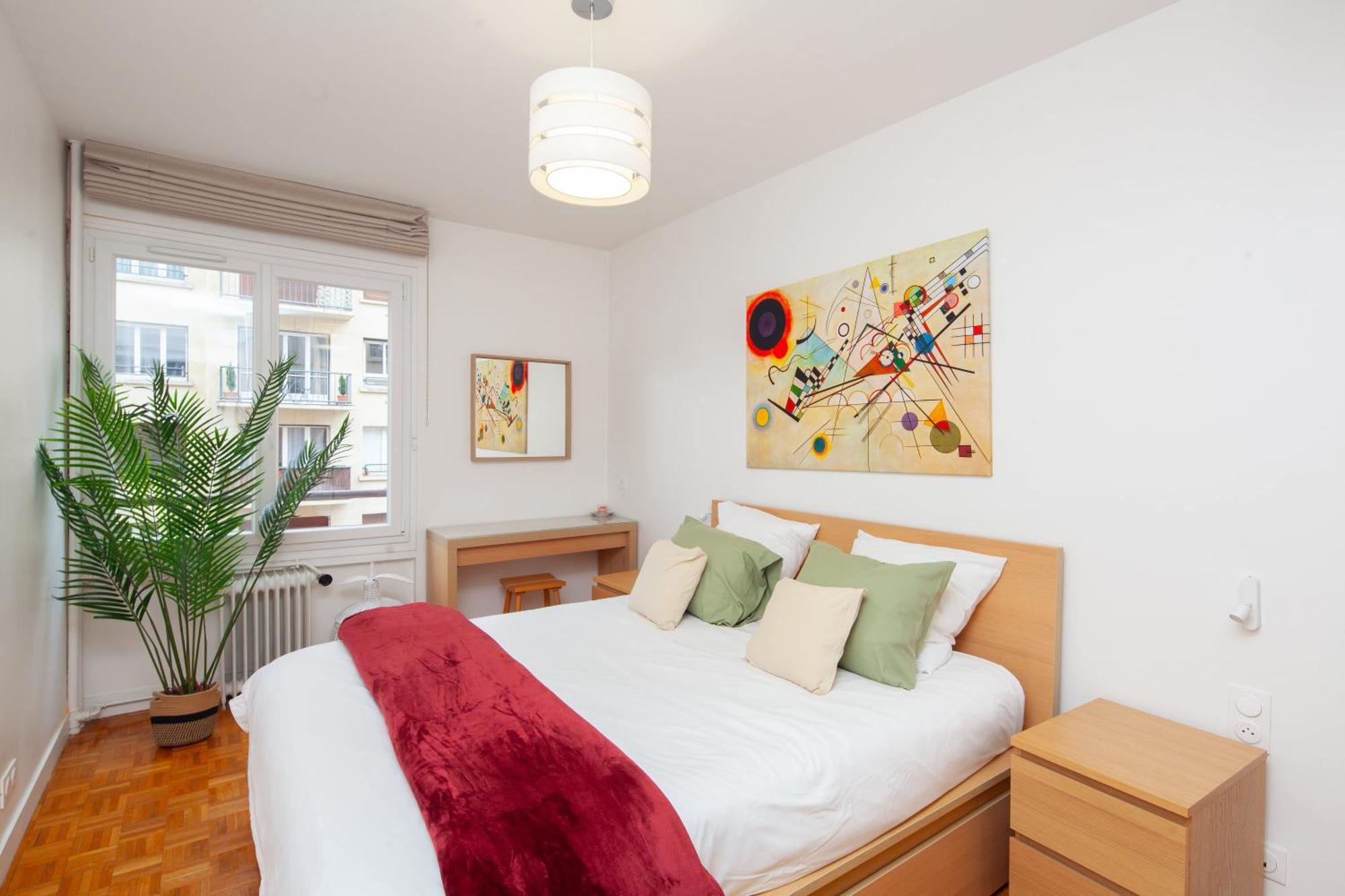 Tour Eiffel & Champs Elysees Business Apartment: Bright 2br With Housekeeping *