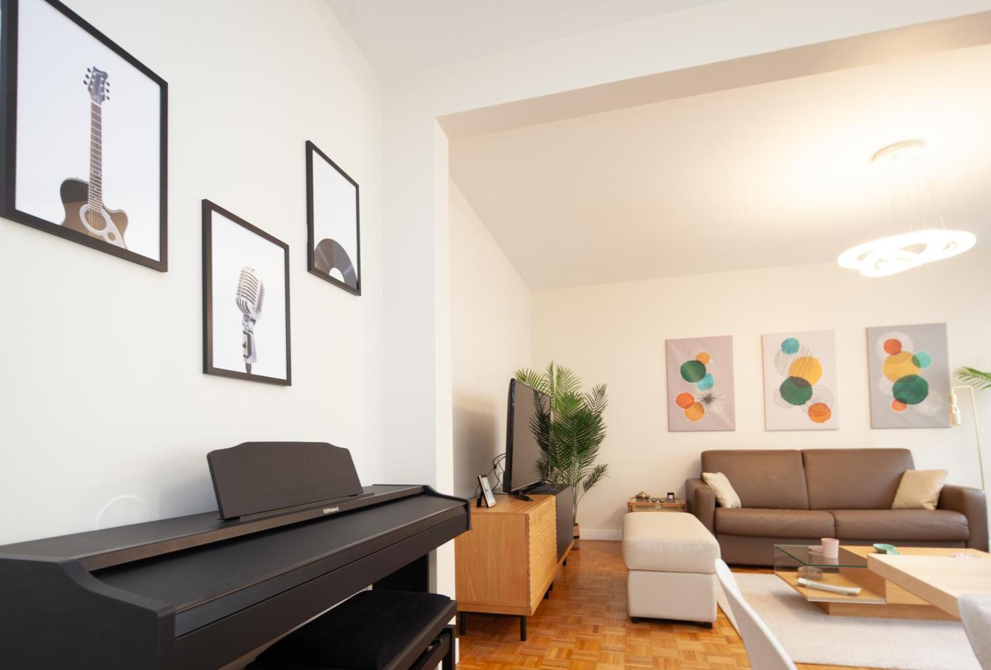 Apartment Tour Eiffel & Champs Elysees Business Apartment: Bright 2br With Housekeeping