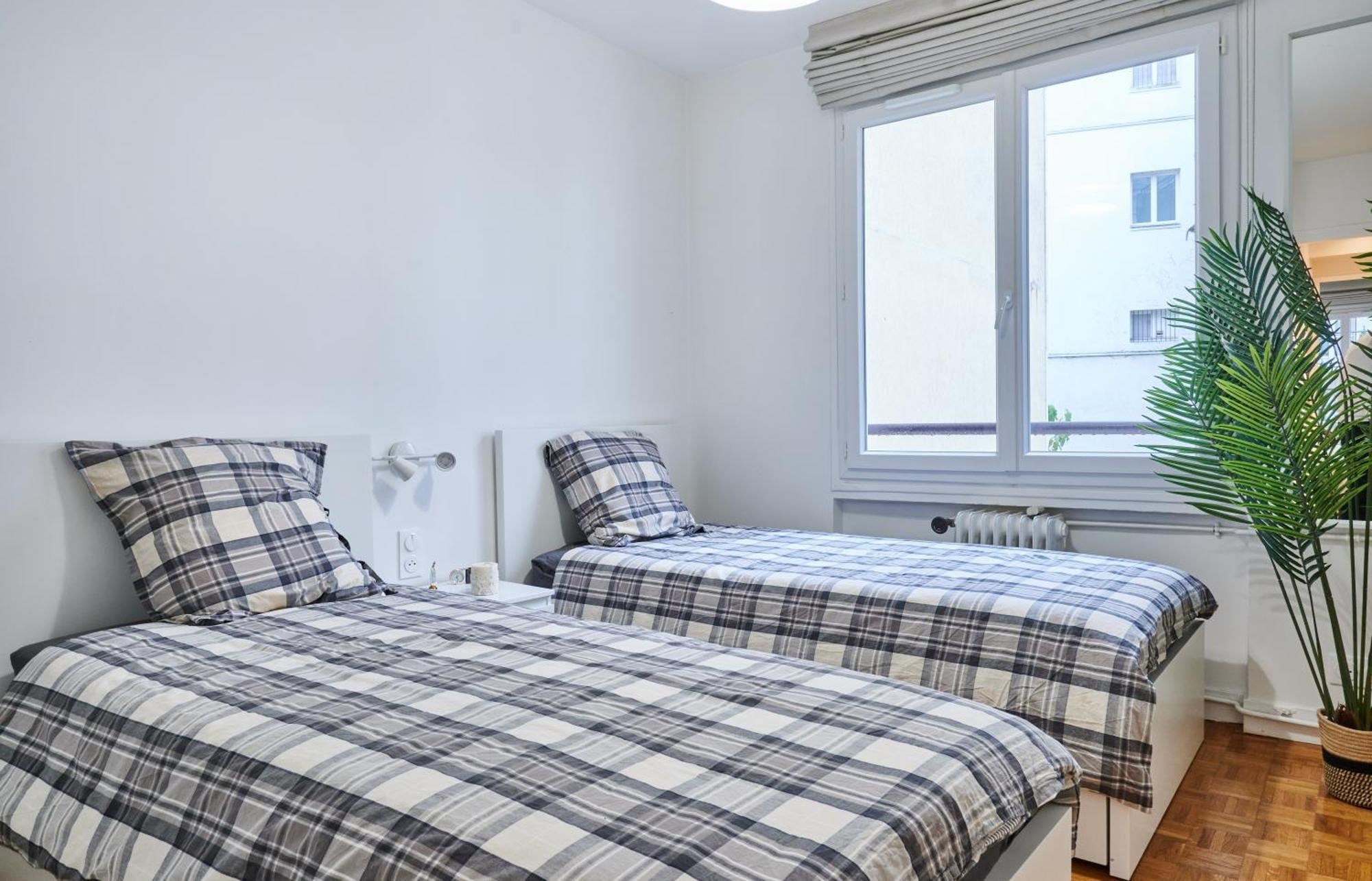 Tour Eiffel & Champs Elysees Business Apartment: Bright 2br With Housekeeping * Paris