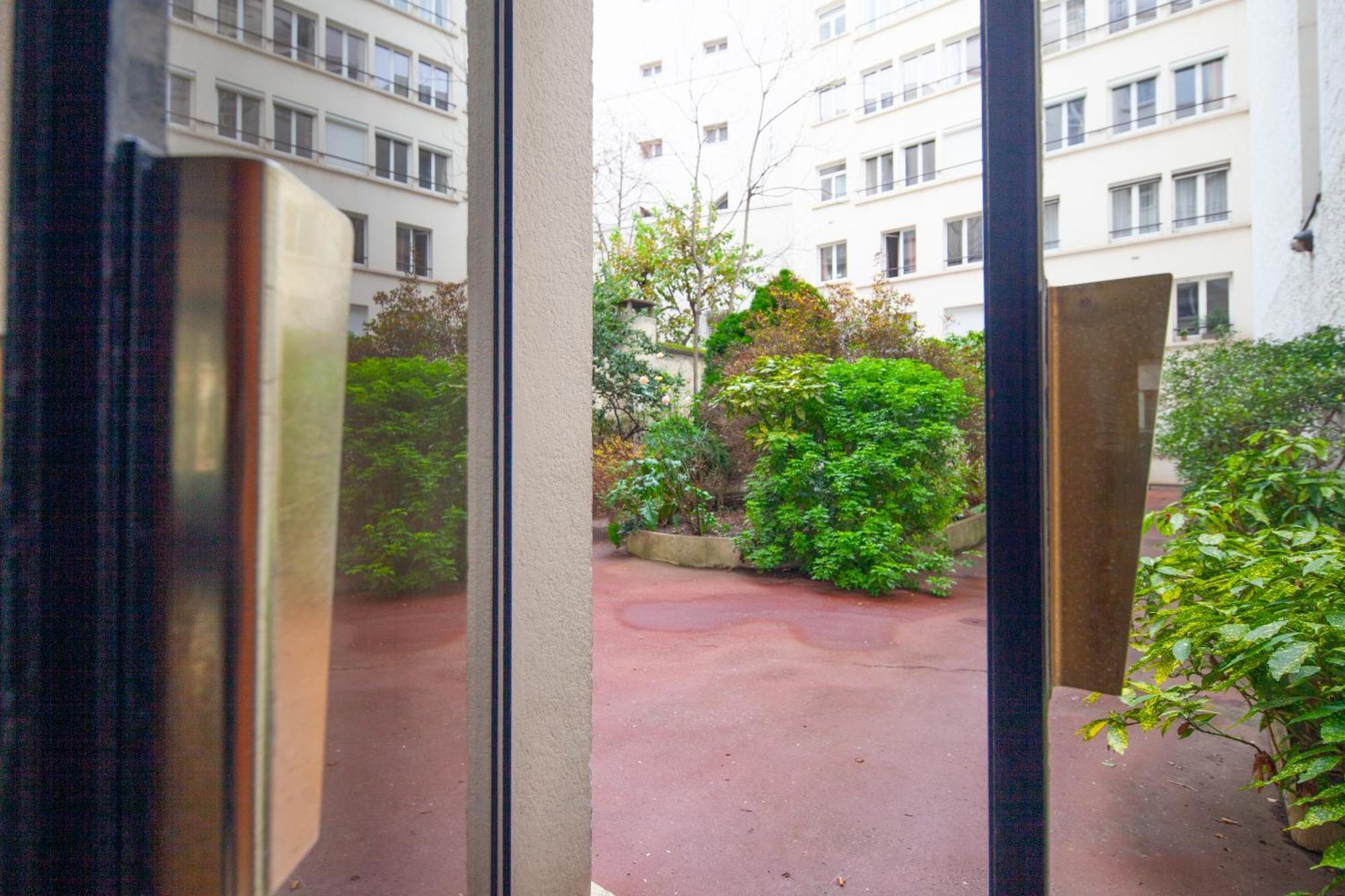 Tour Eiffel & Champs Elysees Business Apartment: Bright 2br With Housekeeping Apartment Paris