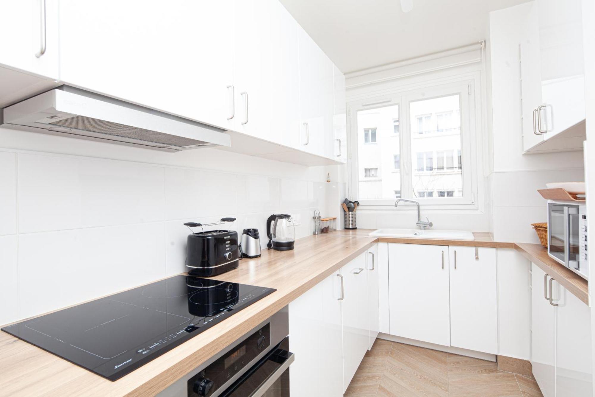 Tour Eiffel & Champs Elysees Business Apartment: Bright 2br With Housekeeping Apartment *