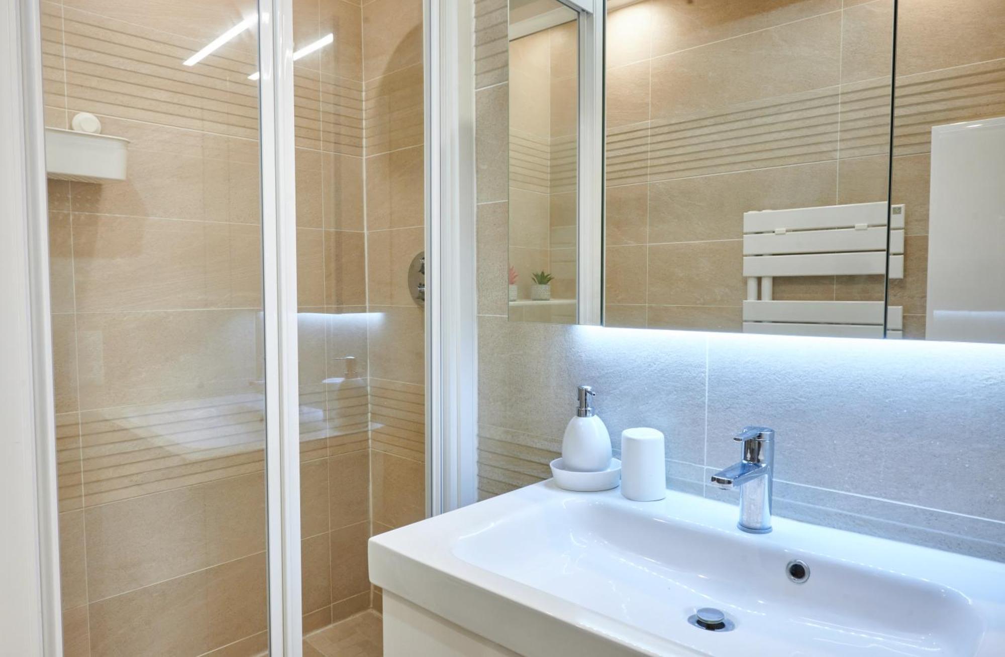 Tour Eiffel & Champs Elysees Business Apartment: Bright 2br With Housekeeping Paris