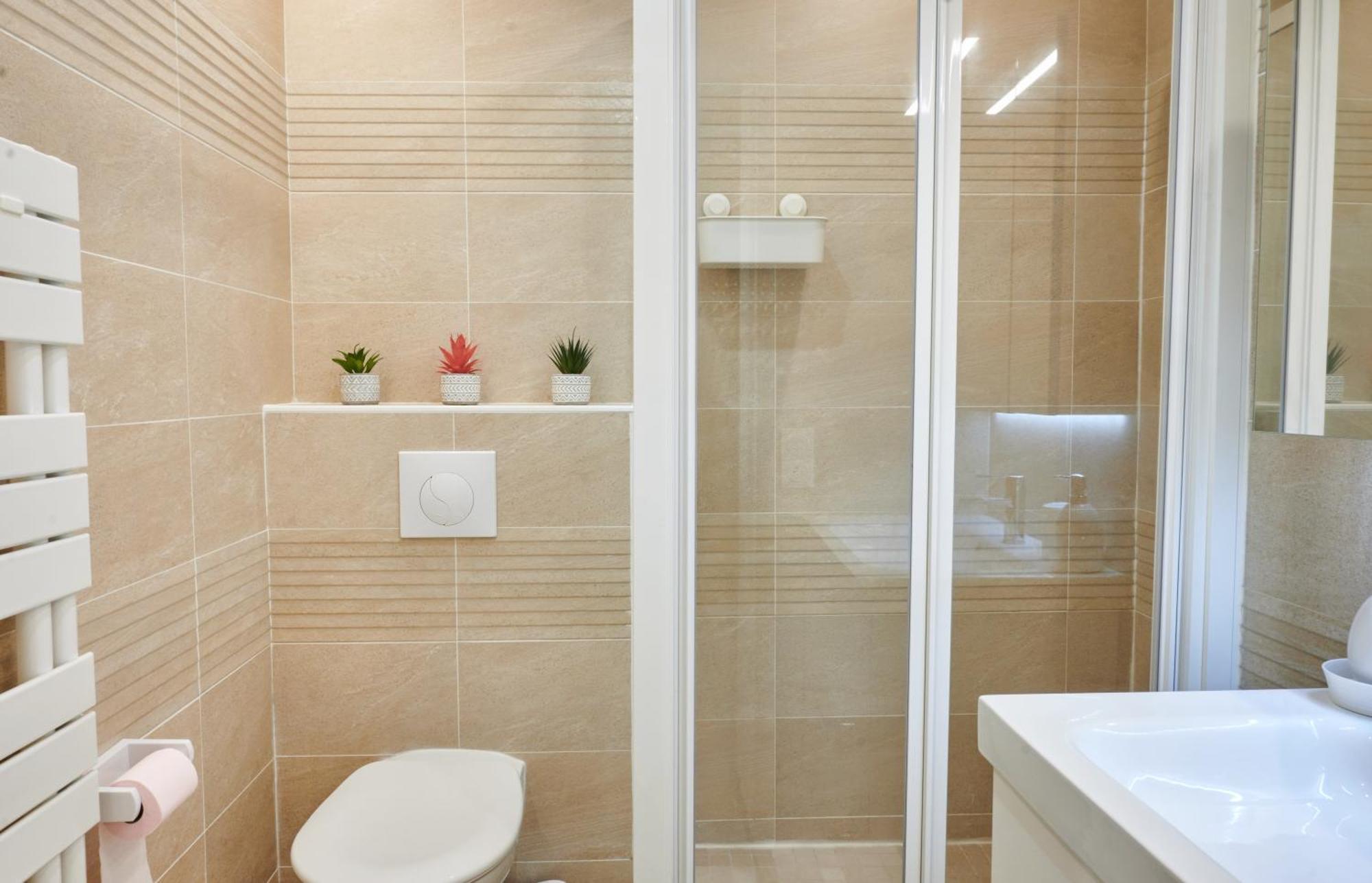 Tour Eiffel & Champs Elysees Business Apartment: Bright 2br With Housekeeping Apartment Paris